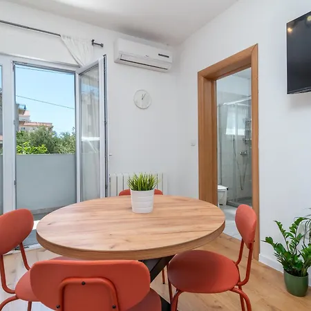 库兹马尼克别墅公寓 *