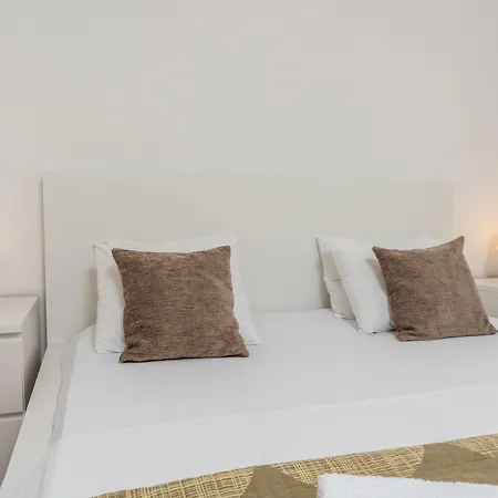 库兹马尼克别墅公寓 *