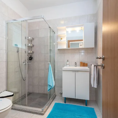 库兹马尼克别墅公寓 *