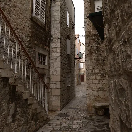 库兹马尼克别墅公寓 *