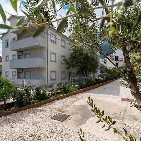 库兹马尼克别墅公寓 特罗吉尔